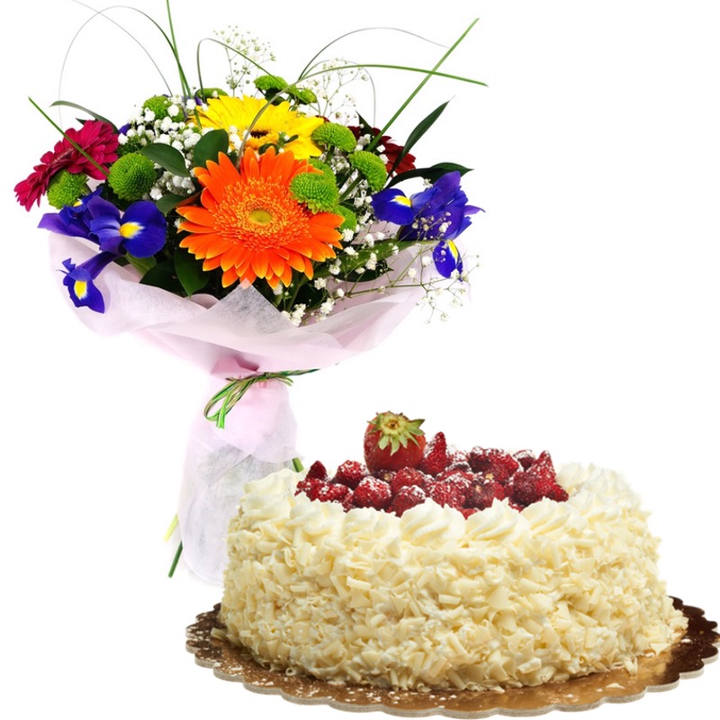 bouquet with strawberries cream cake